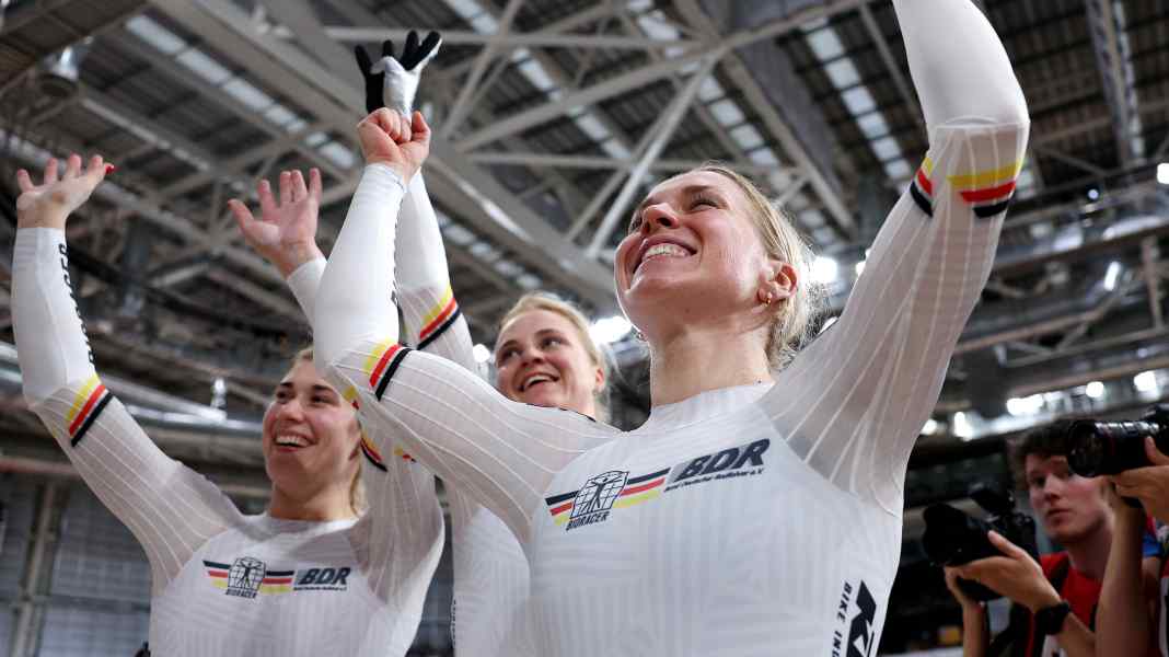 World record: German trio wins gold in the team sprint