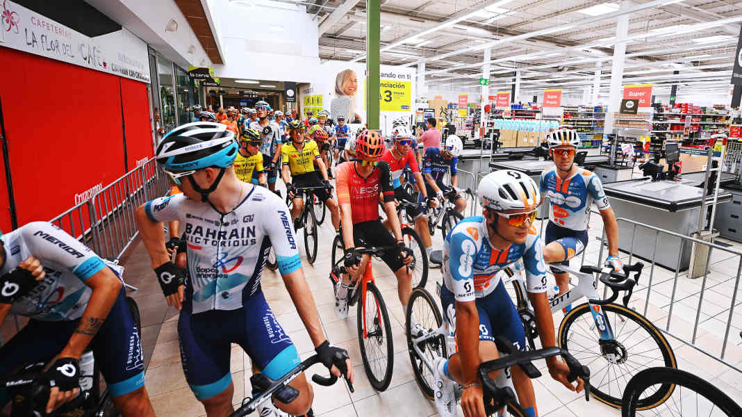 Vuelta 2024: Fahrer starten im Supermarkt
