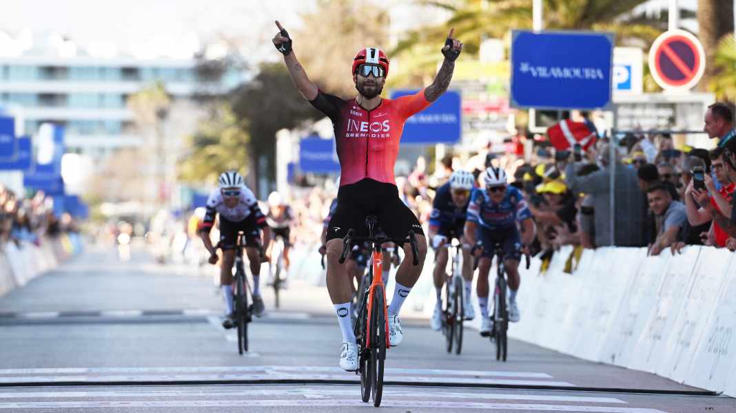 Mega chaos at the Tour of the Algarve: professional cyclists sprint off the finishing straight