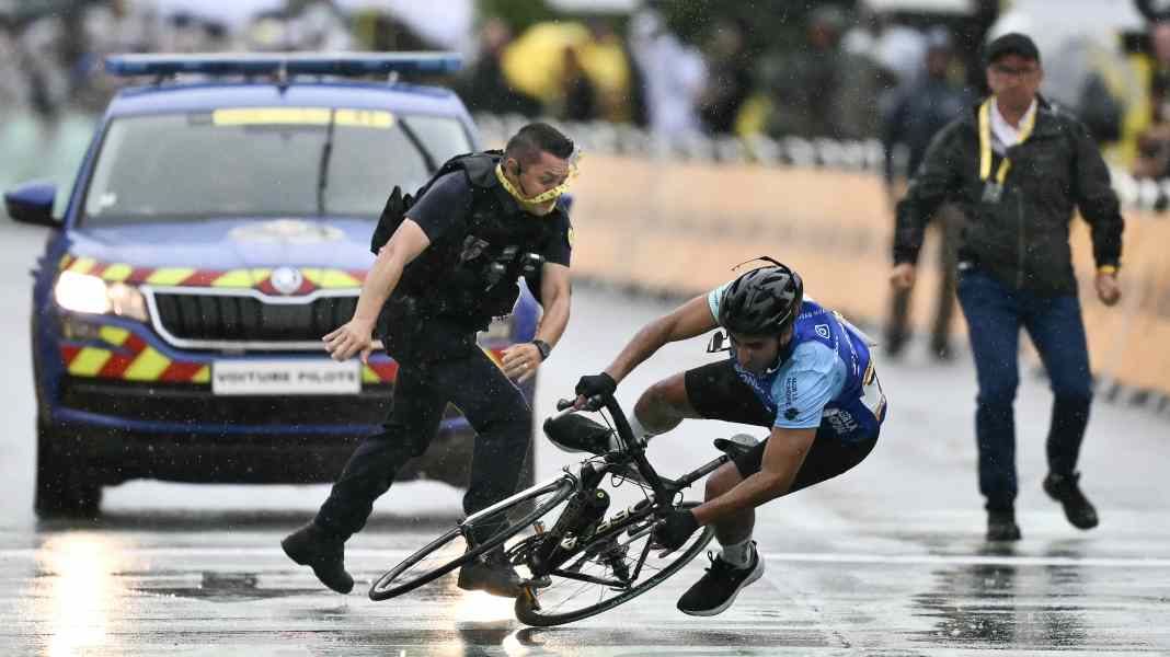 Tour de France 2025: Dangerous incident: security forces stop man