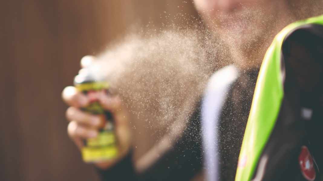 Regenjacken imprägnieren: So bekommst du mit Spray und Wash-in die Fahrradjacke wieder dicht