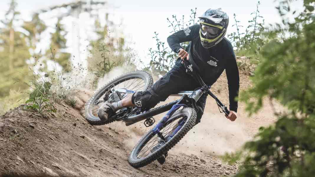 Riding technique for bike arenas: How to safely master all obstacles in the bike park