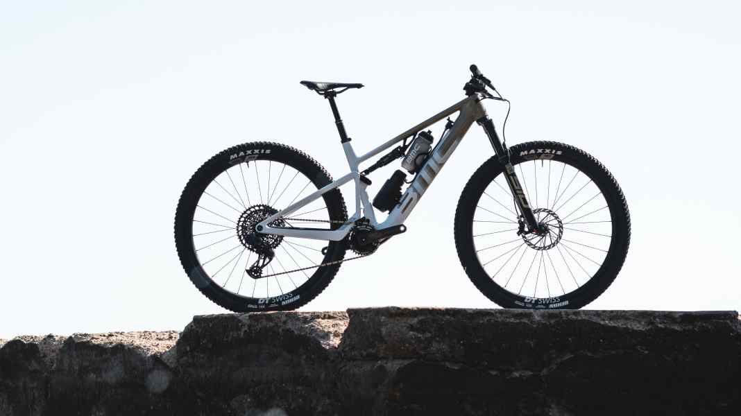 BMC Fourstroke AMP LT: Leichtes E-Bike mit TQ-Motor