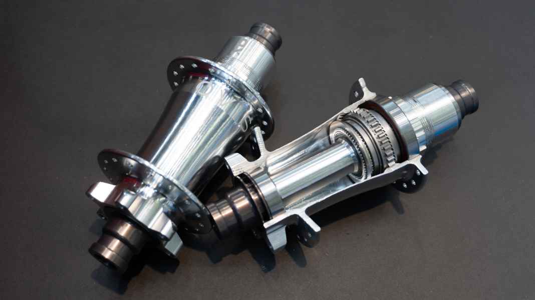 Qvist freewheel: Double ratchet system with minimum engagement angle