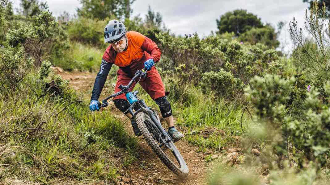 How to: EMTB Trail Riding Technique #1 - Cresting bends quickly and safely