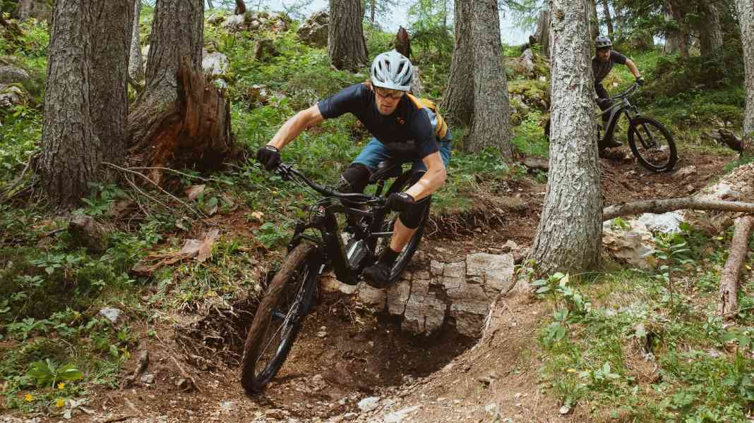 Günstige Enduro E-Bikes: Vier Favoriten der EMTB-Redaktion