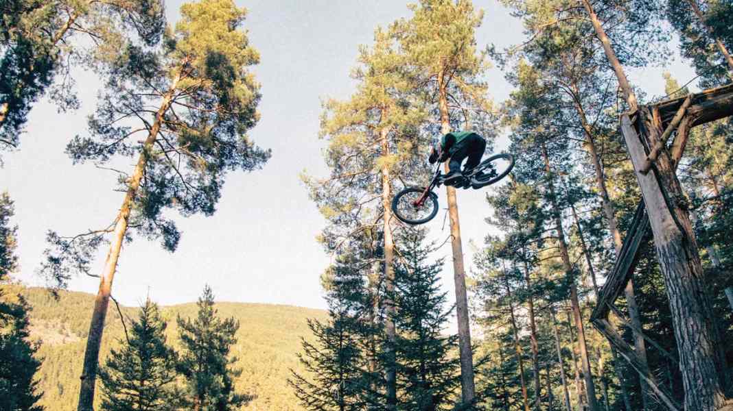 Super stunt for the film Esperanto: Brage Vestavik jumps the log ride drop