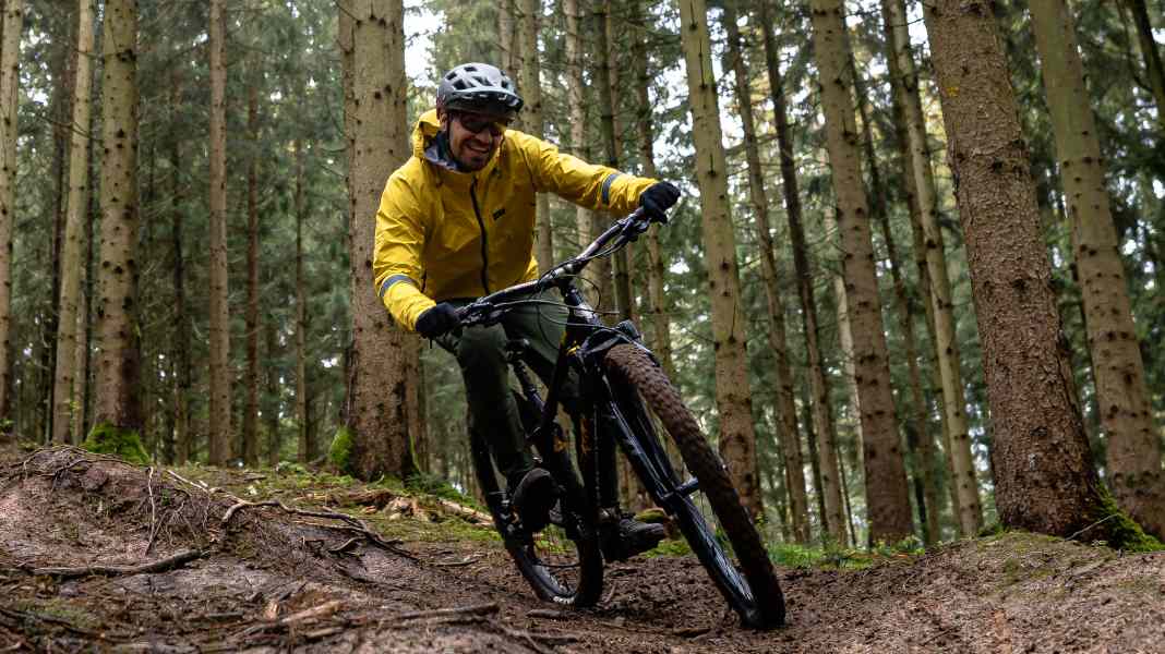 Biking in autumn: MTB clothing from Gore Wear for wet days