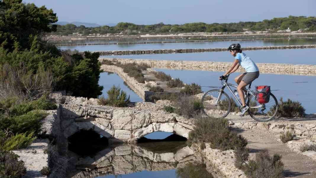 Gemütlich Rad fahren immer am Strand entlang