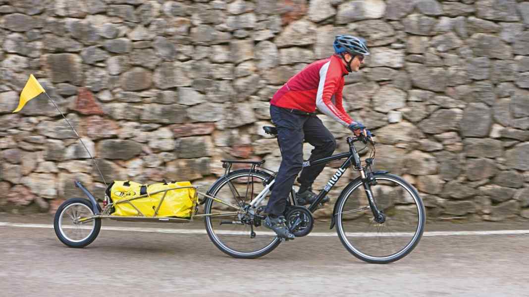Single-track bike trailers with advantages