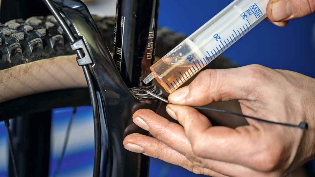 Federgabel-Service zu Hause: Bike-Hacks für die MTB-Gabel