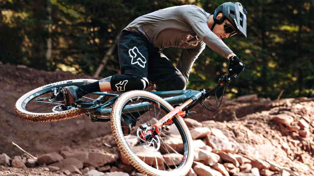 Damped & sprung: 5 enduro suspension forks in comparison