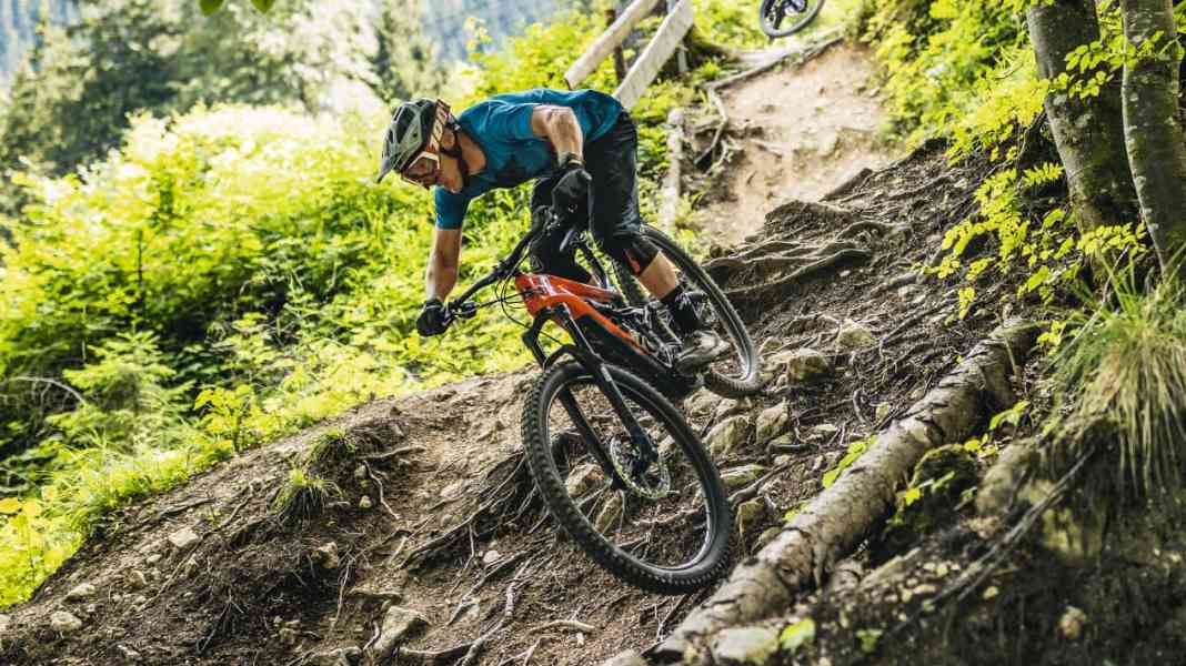 Spaß-Bikes: 7 E-Enduros unter 6000 Euro im Vergleich