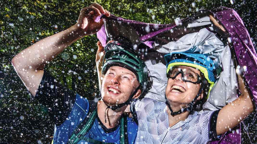 8 MTB rain jackets in laboratory and practical tests