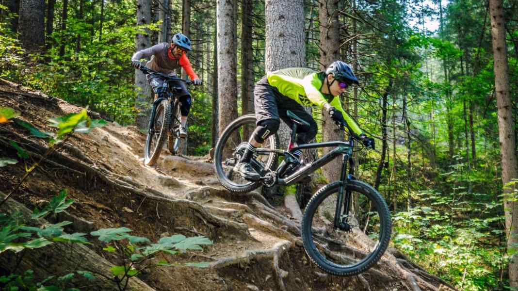 Superduell Enduros: Rocky Mtn. Altitude vs. Trek Slash