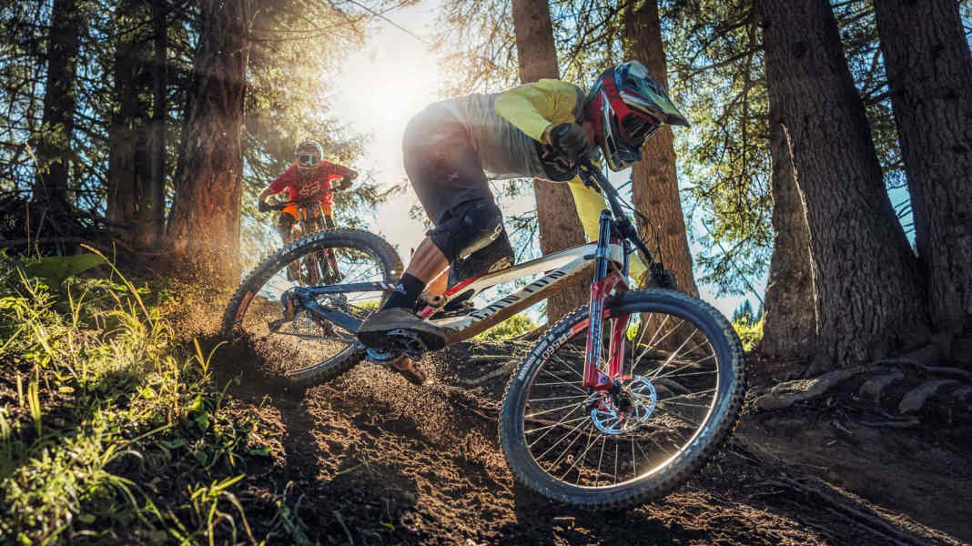 Downhill duel: Canyon Sender CFR vs Pivot Phoenix 29