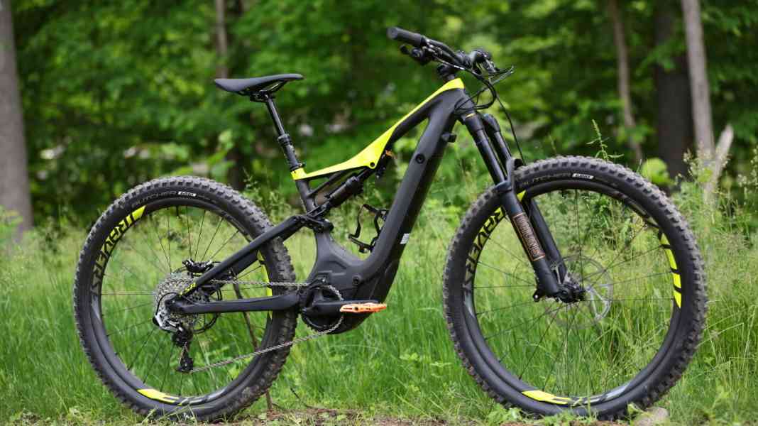 E-classic Turbo Levo in carbon fibre guise