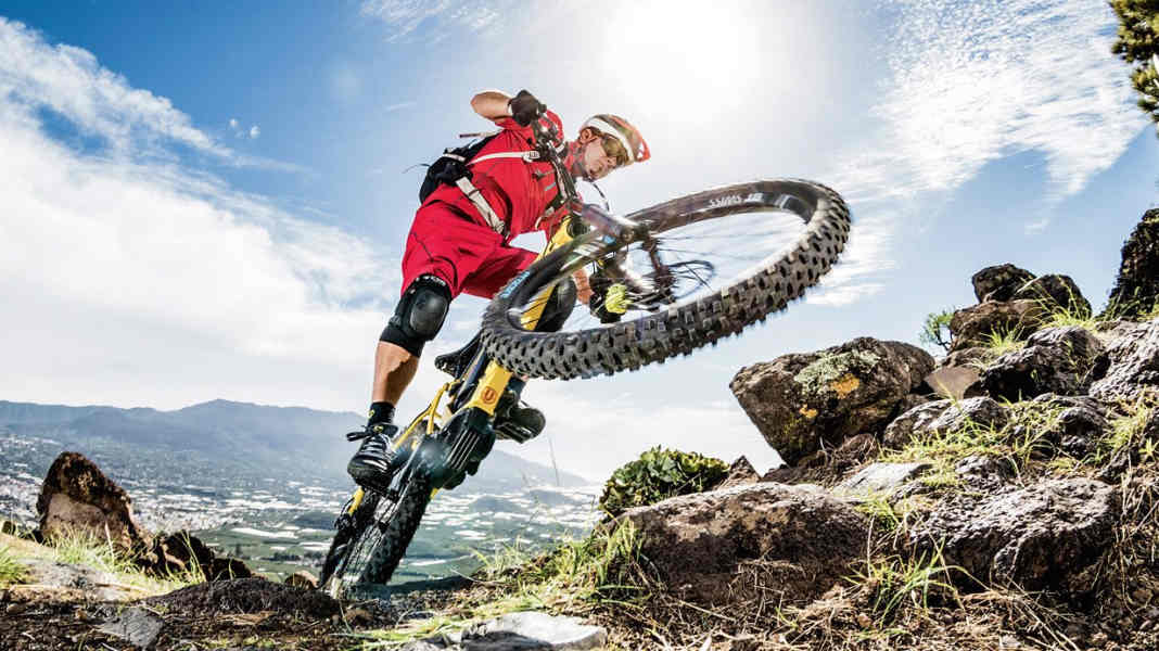 E-MTB riding technique: How to get round bends better