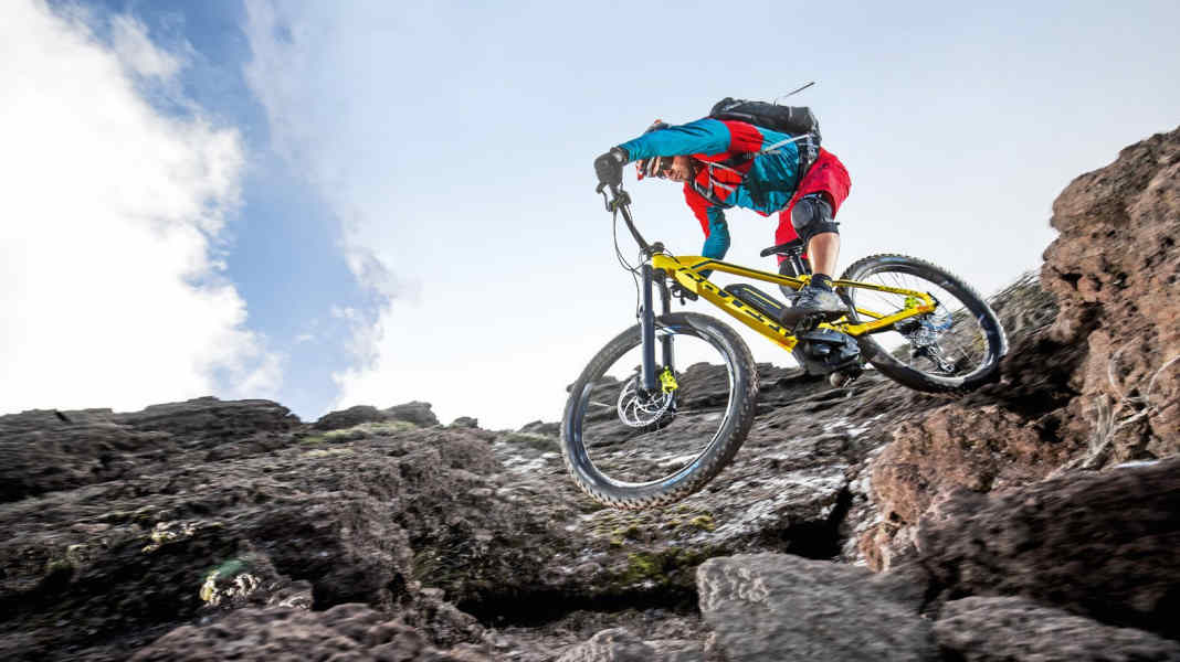 E-MTB-Fahrtechnik: Absätze und Stufen meistern