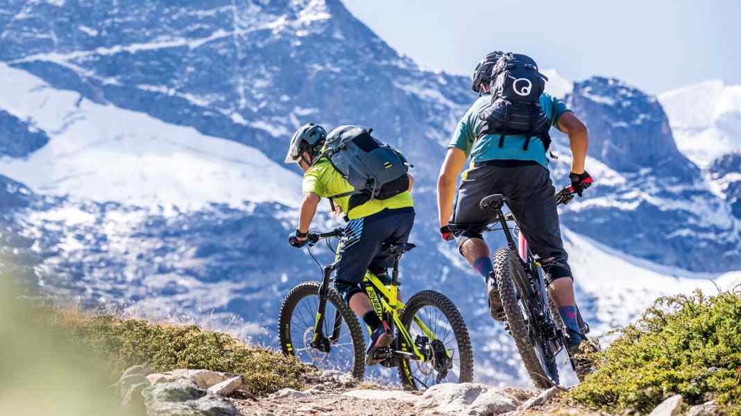 E-MTB Rucksäcke mit Fach für Reserve-Akku im Test
