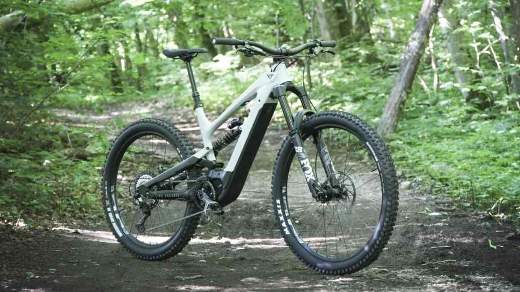 Fox 38 and coil shock: YT Decoy on steroids