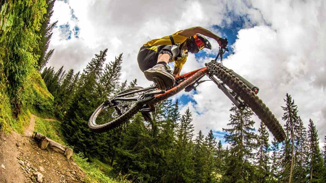 Günstiger Downhiller von Kona im Praxistest