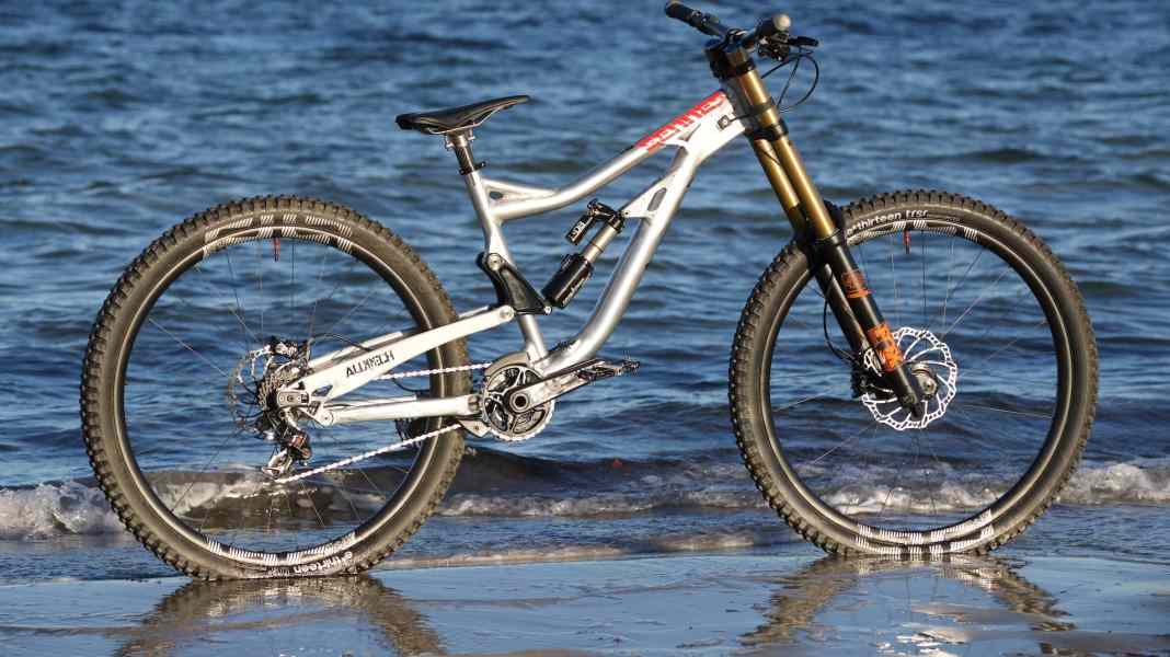 Auch das noch: Der erste 29 Zoll Downhiller…