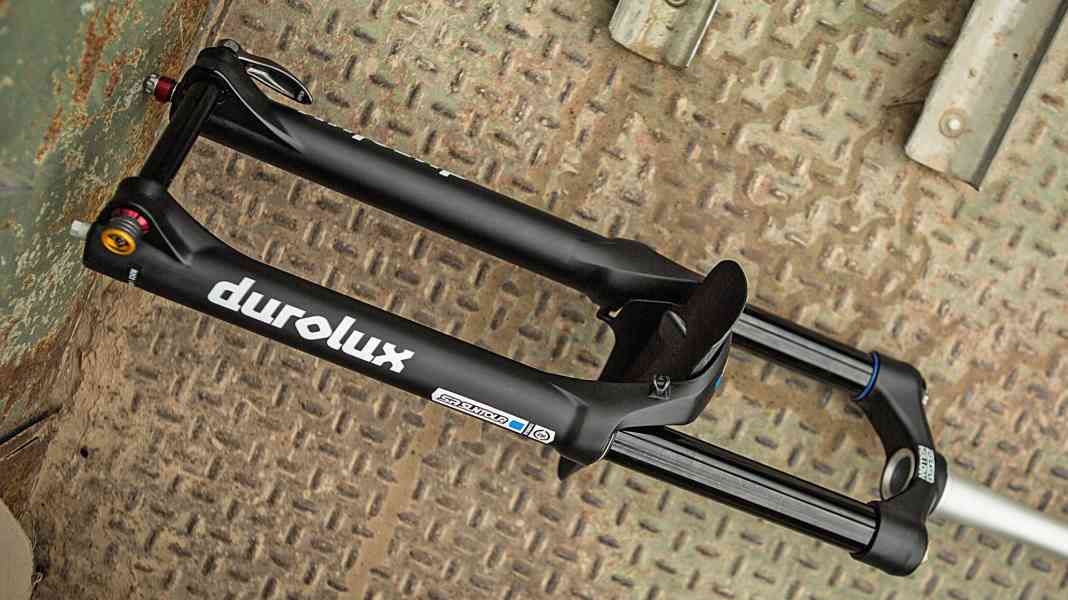 SR Suntour Durolux R2C2 suspension fork in check