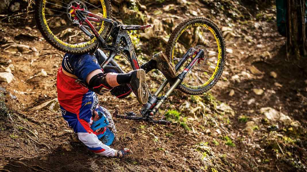 18 Enduro helmets in the TÜV crash test