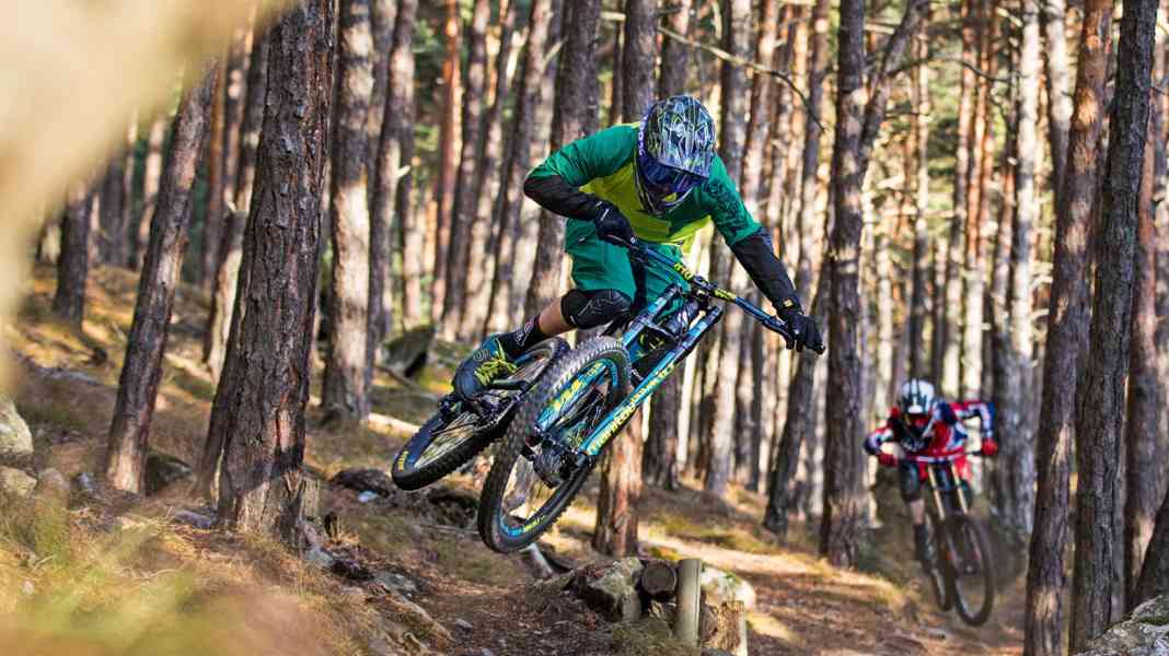 5 deutsche Big Bikes bis 4000 Euro im Test