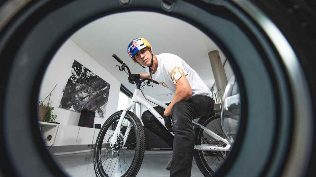 Video-Clip: Fabio Wibmer im Home Office