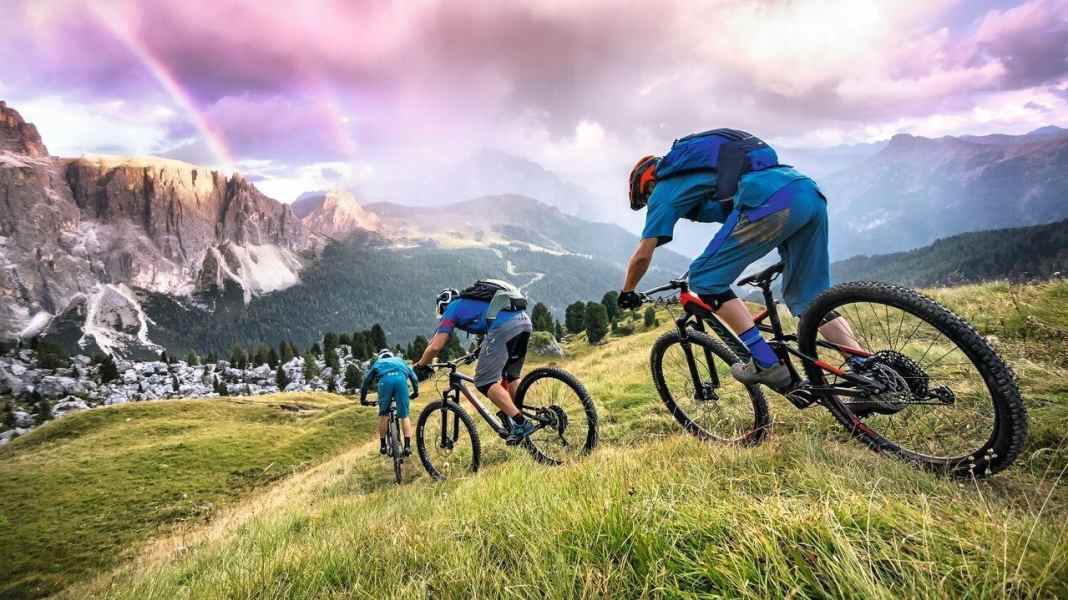 8 All Mountain Bikes von 2500 - 3000 Euro im Vergleich