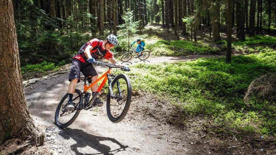 9 Trailbikes bis 2700 Euro im BIKE-Test