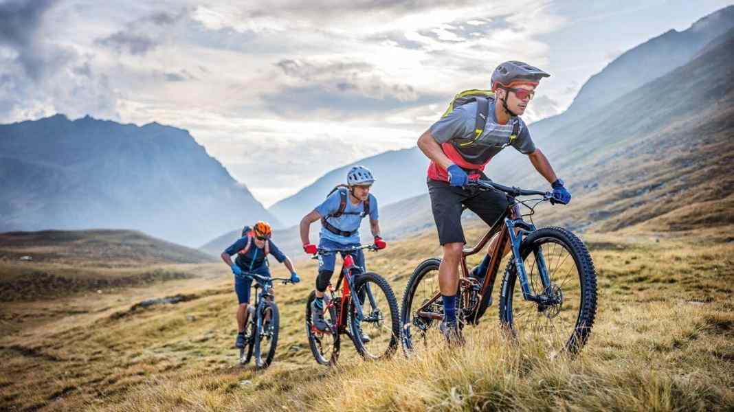 Comparison of 8 trail bikes with 120 to 140 mm suspension travel