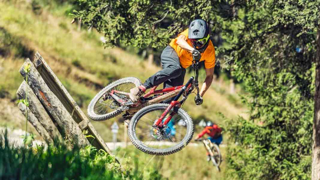 Parkbike-Duell: Alutech Sennes vs Commencal Furious