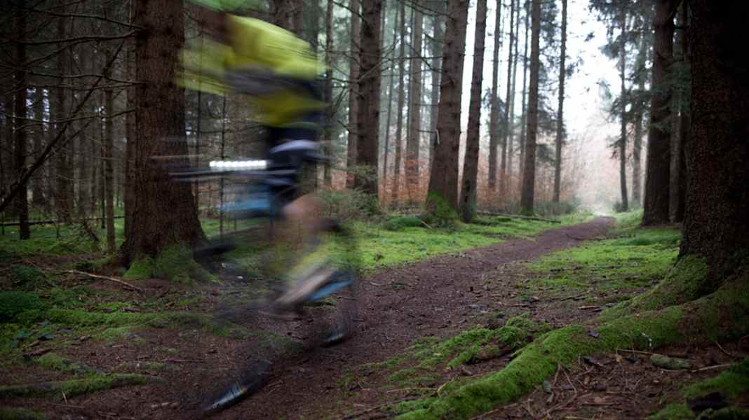 Strava app for bikers: virtual battle with invisible opponents