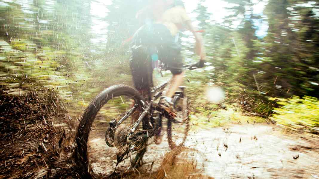 Biken im Herbst: 8 kurze Regenhosen im Test