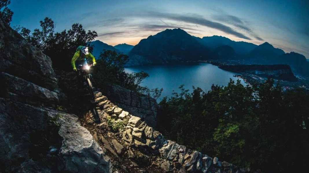 Biken im Herbst: Helmlampen im Test