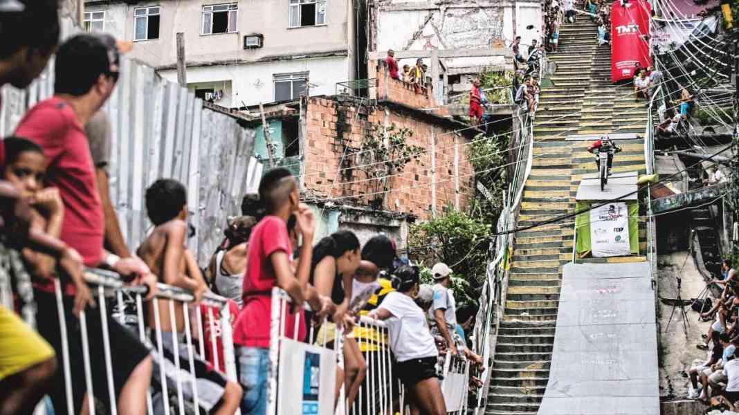Downhill-Rennen durch die Gassen der Slums von Rio