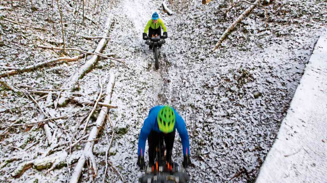 Elternzeit: Vater und Sohn auf winterlicher Bike-Tour
