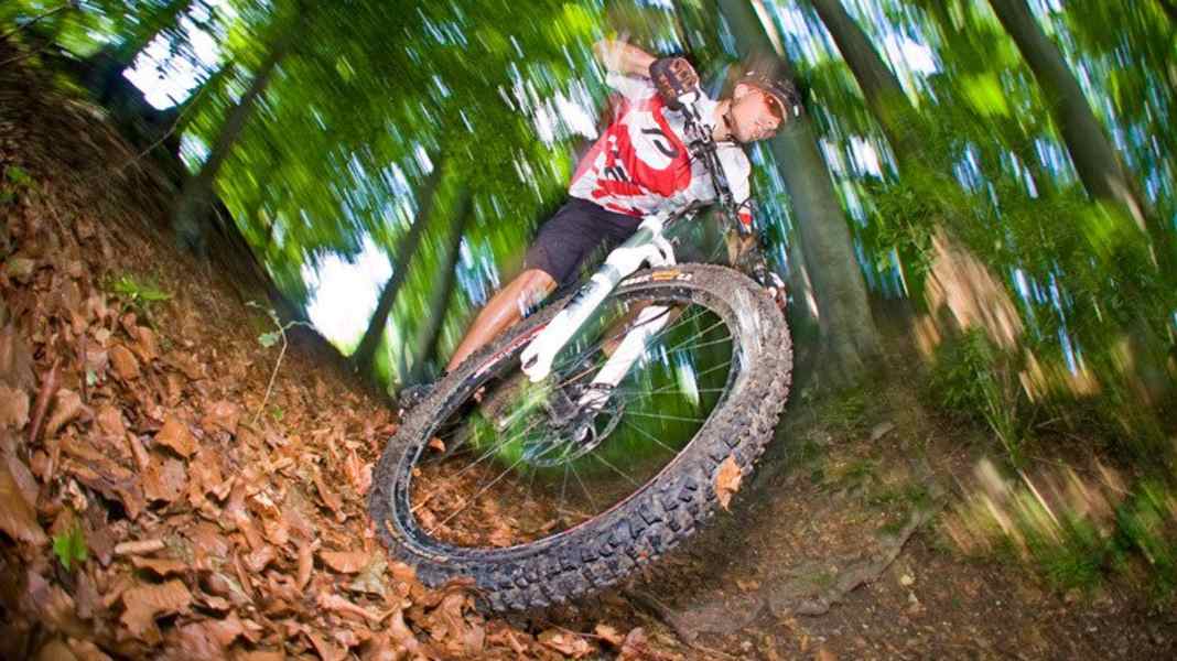 Reifen: Spikes, Winterreifen und herkömmliche Modelle