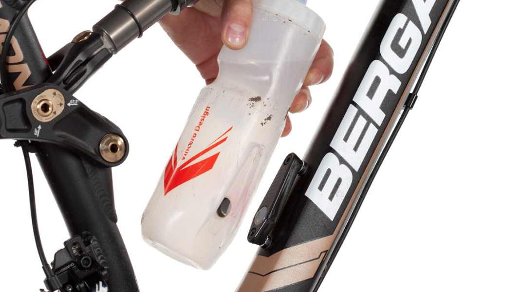 Endurance test: drinking bottle with magnetic holder