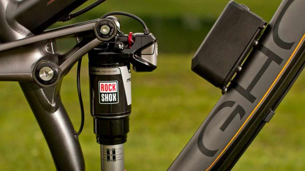 Weltpremiere: Automatisches Fahrwerk E:i-Shock