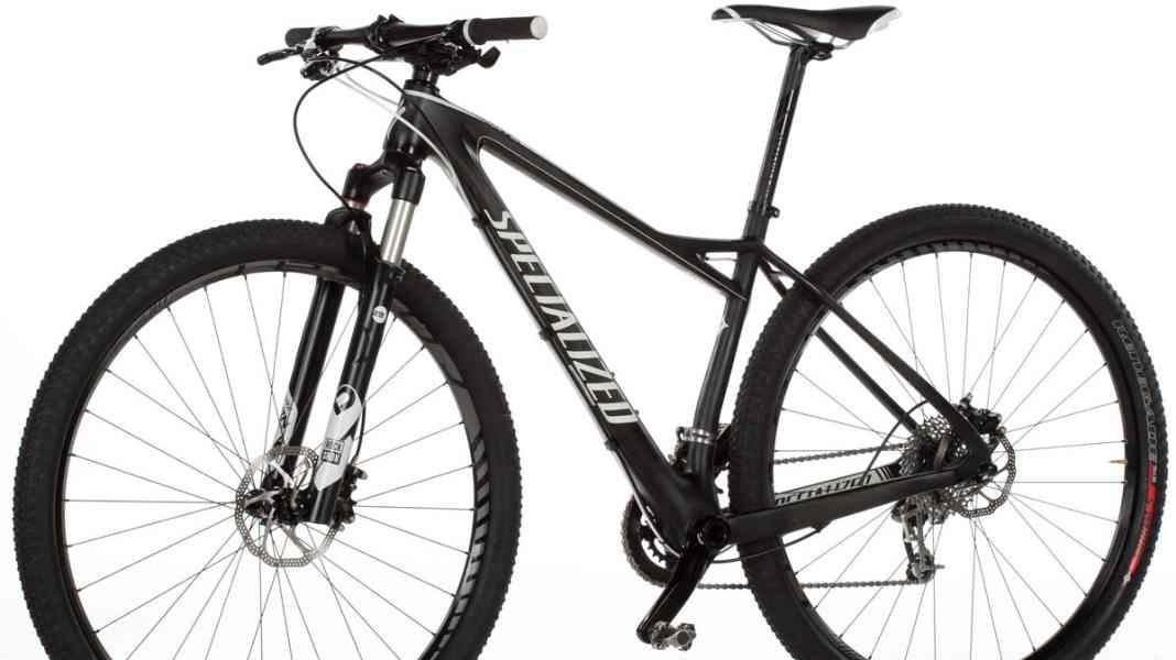 Race bike with carbon frame and lightweight 29-inch wheels