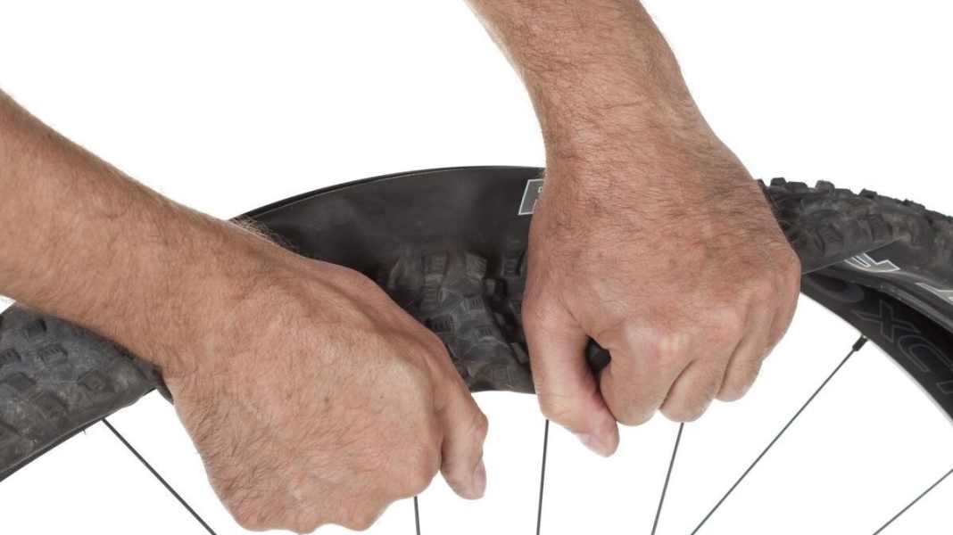 REIFEN: MTB-Reifen ohne Werkzeug einfach wechseln