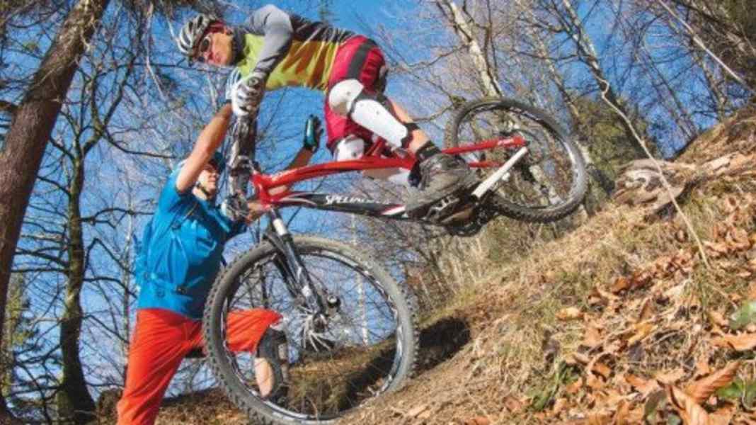 So gelingt das Hinterradumsetzen in Spitzkehren