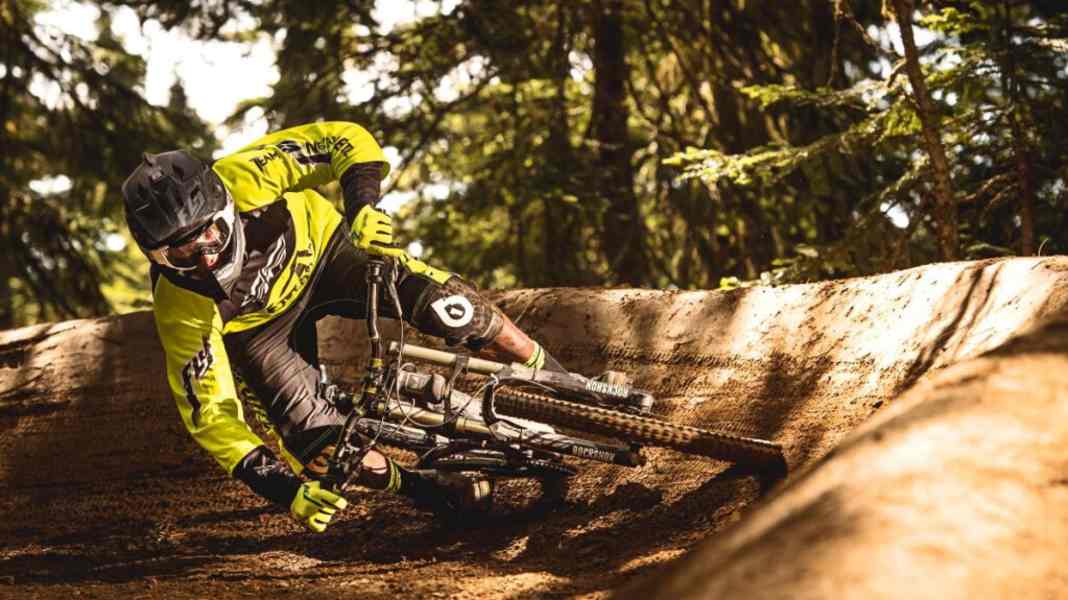 Hard & soft protectors: knee protectors in the TÜV test
