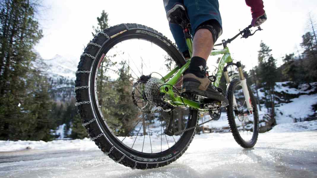 Top profile: studded tyres vs. snow chains