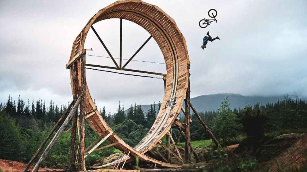 Looping world record: MacDuff crashes [Video]