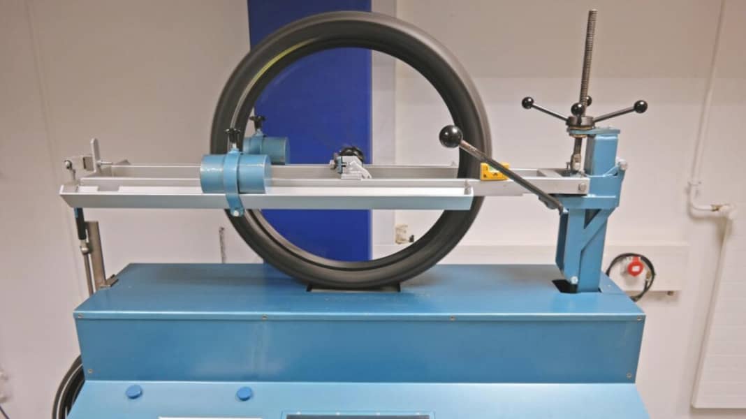 Laboratory and practical test: How well does the Plus tyre roll?